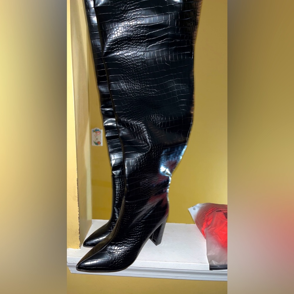 Knee high croc boots size 10 never worn !!
